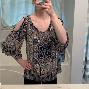 HP! 🎉 New Directions Cold Shoulder Top